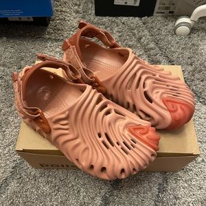 Salehe Bembury Pollex Crocs salmon/red size 6w/4m